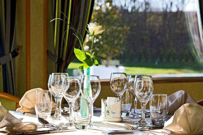 Los restaurantes a bordo de los buques de CroisiEurope ofrecen vistas extraordinarias del paisaje fluvial para disfrtarlas mientras saboreamos la exquisita gastronomía preparada por el Chef. (Foto: Restaurante del MS Modigliani) CROISIEUROPE COCINA CHEF CROISIEUROPE GASTRONOMIA CROISIEUROPE CRUCEROS GASTRONOMICOS GASTRONOMIA FRANCESA RESTAURANTE CROISIEUROPE